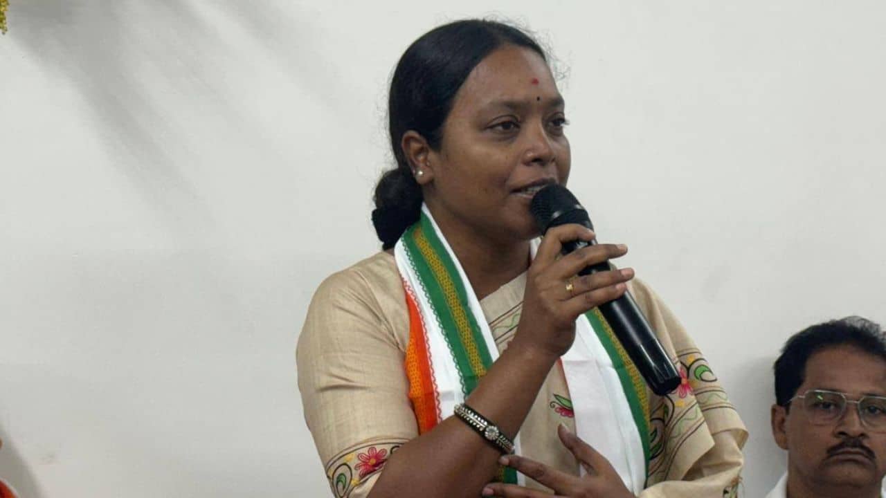 Birbaha Hansda: ভয়ঙ্কর দুর্ঘটনার মুখে বীরবাহা হাঁসদার পাইলট কার, দুমড়ে মুচড়ে গেল গাড়ি