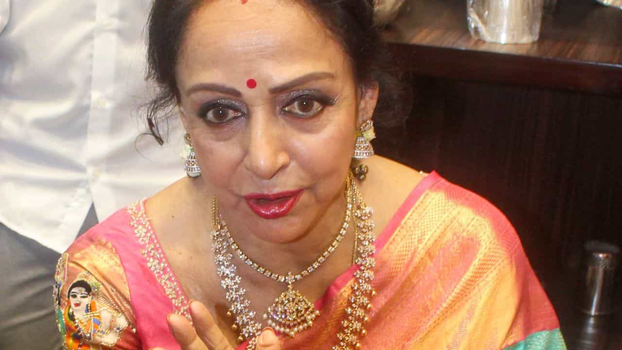 Hema Malini: 'কলকাতায় অনুষ্ঠান ছিল, থিয়েটার দেওয়া হয়নি', বিস্ফোরক হেমা মালিনী, স্পিকারকে লিখলেন চিঠি Hema Malini: 'কলকাতায় অনুষ্ঠান ছিল, থিয়েটার দেওয়া হয়নি', বিস্ফোরক হেমা মালিনী, স্পিকারকে লিখলেন চিঠি