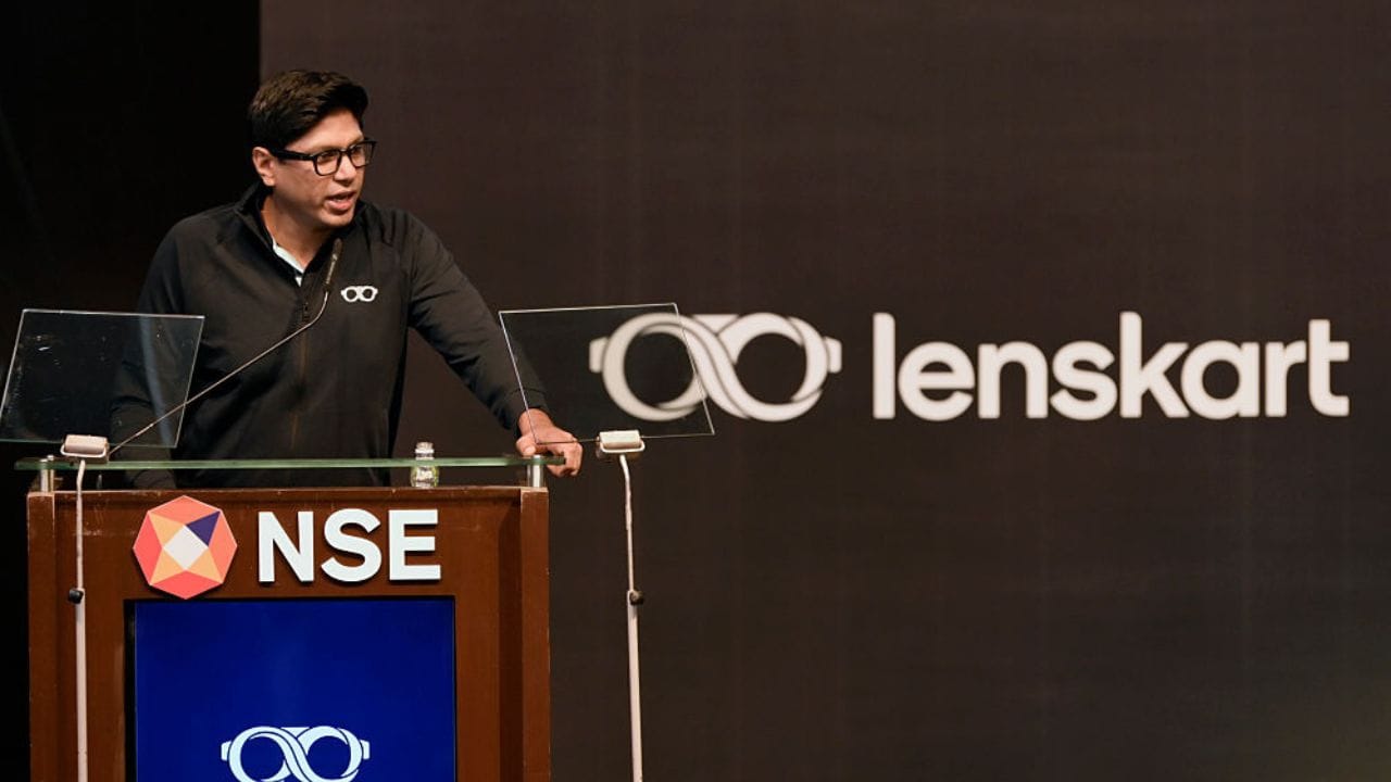 প্রশ্ন ওঠার পরই জবাব দিয়েছেন পীযূষ বনশল। বনশল এক্স মাধ্যমে লিখেছেন, "এই নথি আমাদের বর্তমান গাইডলাইন অনুযায়ী লেখা নয়। আমাদের গ্রুমিং পলিসি বারবার বদল হয়েছে। আগে যে পলিসি ছিল, তা আমাদের বর্তমান পলিসির থেকে আলাদা।" তিনি আরও উল্লেখ করেছেন যে, তাঁর সংস্থায় টিপ, তিলক- সবই পরা যায়। প্রত্যেকে নিজের ধর্ম, মত মেনেই পোশাক পরেন। (Source: Getty Images)