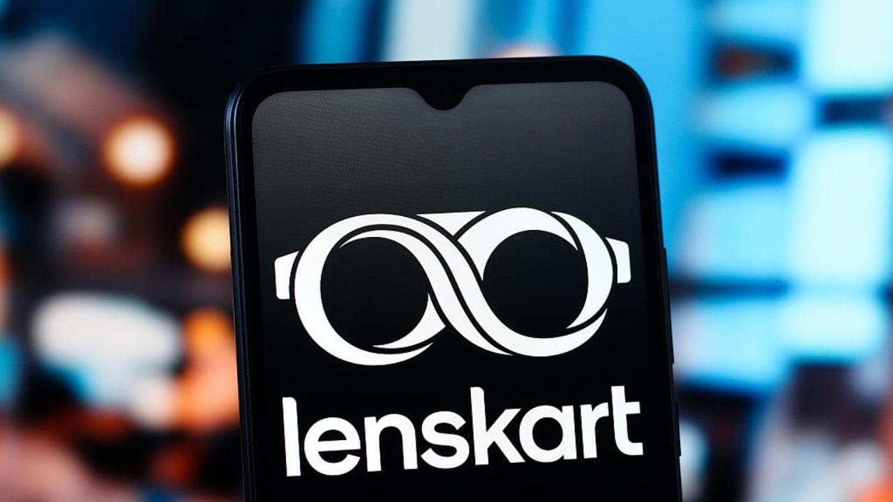 টাটা কনসাল্টেন্সি সার্ভিস বা টিসিএসে কর্মীদের অভিযোগ ঘিরে তুমুল বিতর্ক তৈরি হয়েছে। যৌন হেনস্থা, জোর করে ধর্মান্তকরণের চেষ্টার মতো অভিযোগ উঠেছে সংস্থার নাসিকের অফিসে। এরই মধ্যে আর এক সংস্থা লেন্সকার্ট-এর তরফে দেওয়া নির্দেশিকাকে কেন্দ্র করে ছড়িয়েছে বিতর্ক। (Source: Getty Images)