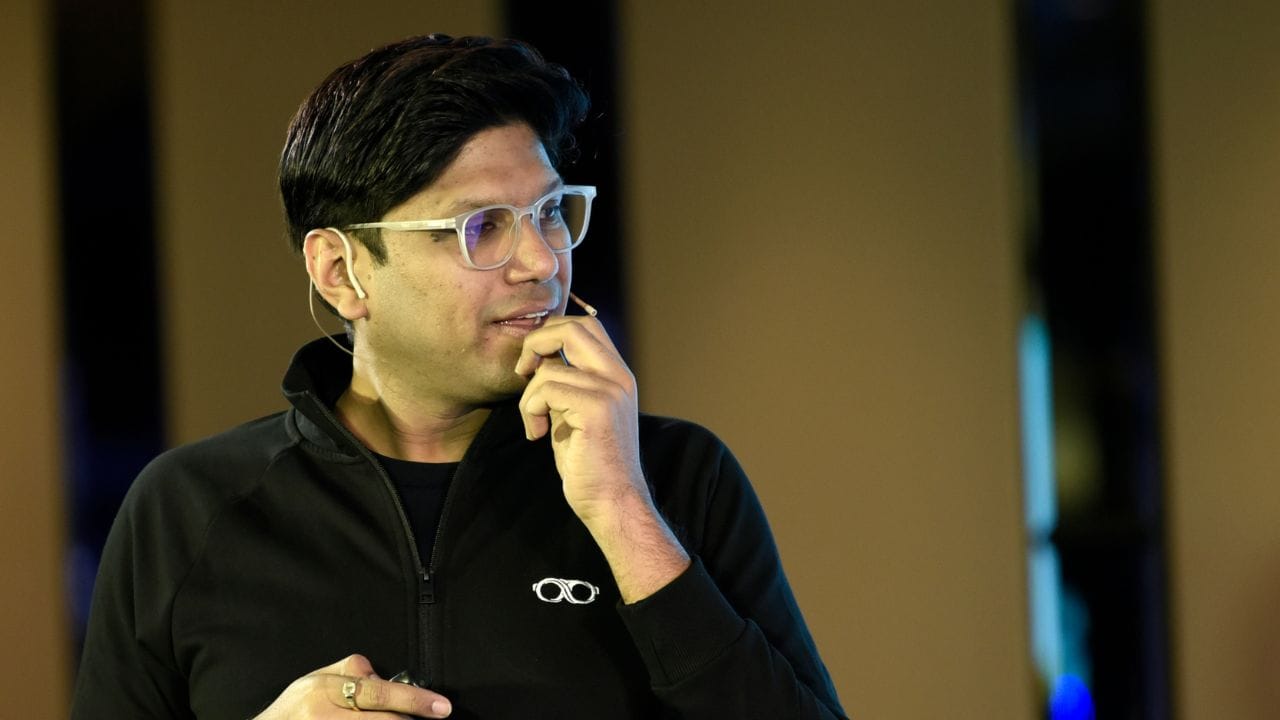 এই বিতর্ক সামনে আসার পরই সংস্থার প্রতিষ্ঠাতা তথা লেন্সকার্টের সিইও এই বিষয়ে ব্যাখ্যা দিয়েছেন। তিনি জানিয়েছেন, ওই নির্দেশিকা সংক্রান্ত নথি সঠিক নয়, সংস্থার বর্তমান গাইডলাইন মানা হয়নি ওই নথিতে। (Source: Getty Images)