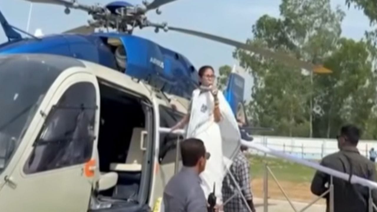মাথার উপর দিয়ে উড়ে গেল! দেখেই থমকে গেলেন মমতা