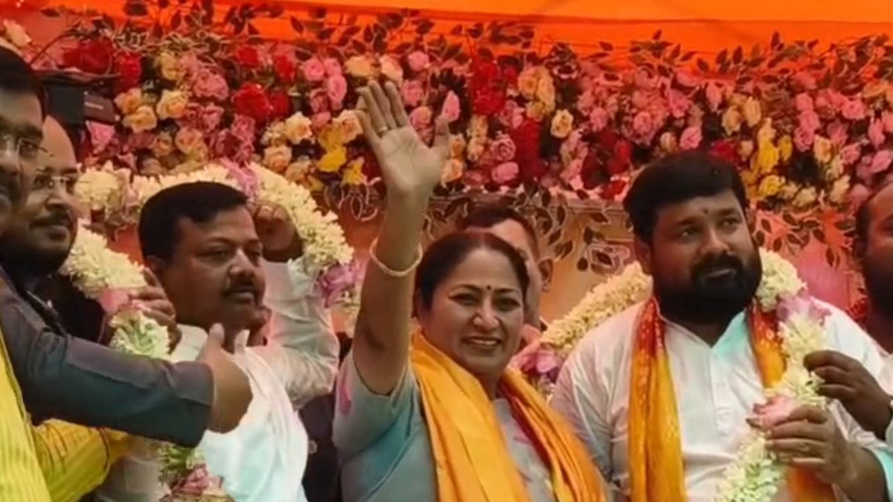 Hooghly BJP: 'ঘরে ঘরে মজুত আলু দেখে এলাম', পুরশুড়ায় কৃষকদের নিয়ে মুখ খুললেন দিল্লির মুখ্যমন্ত্রী Hooghly BJP: 'ঘরে ঘরে মজুত আলু দেখে এলাম', পুরশুড়ায় কৃষকদের নিয়ে মুখ খুললেন দিল্লির মুখ্যমন্ত্রী