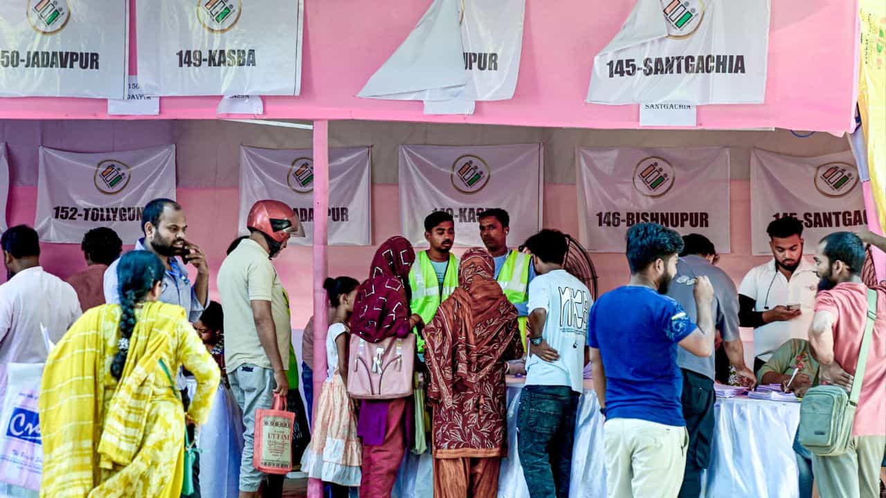 SIR Voter List Revision: যাঁদের নাম বাদ গিয়েছে, কীভাবে তাঁদের নাম তৎক্ষণাৎ অন্তর্ভুক্তিকরণ সম্ভব? জানিয়ে দিল সুপ্রিম কোর্ট SIR Voter List Revision: যাঁদের নাম বাদ গিয়েছে, কীভাবে তাঁদের নাম তৎক্ষণাৎ অন্তর্ভুক্তিকরণ সম্ভব? জানিয়ে দিল সুপ্রিম কোর্ট