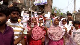 চোখে জল, বুথের বাইরে কার্ড হাতে দাঁড়িয়েই রইলেন ৩০০-র বেশি ভোটার