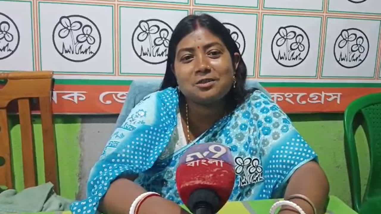 TMC: 'নিজের বউমাকে চায়', তৃণমূল প্রার্থীর এমন স্লোগান কেন TMC: 'নিজের বউমাকে চায়', তৃণমূল প্রার্থীর এমন স্লোগান কেন