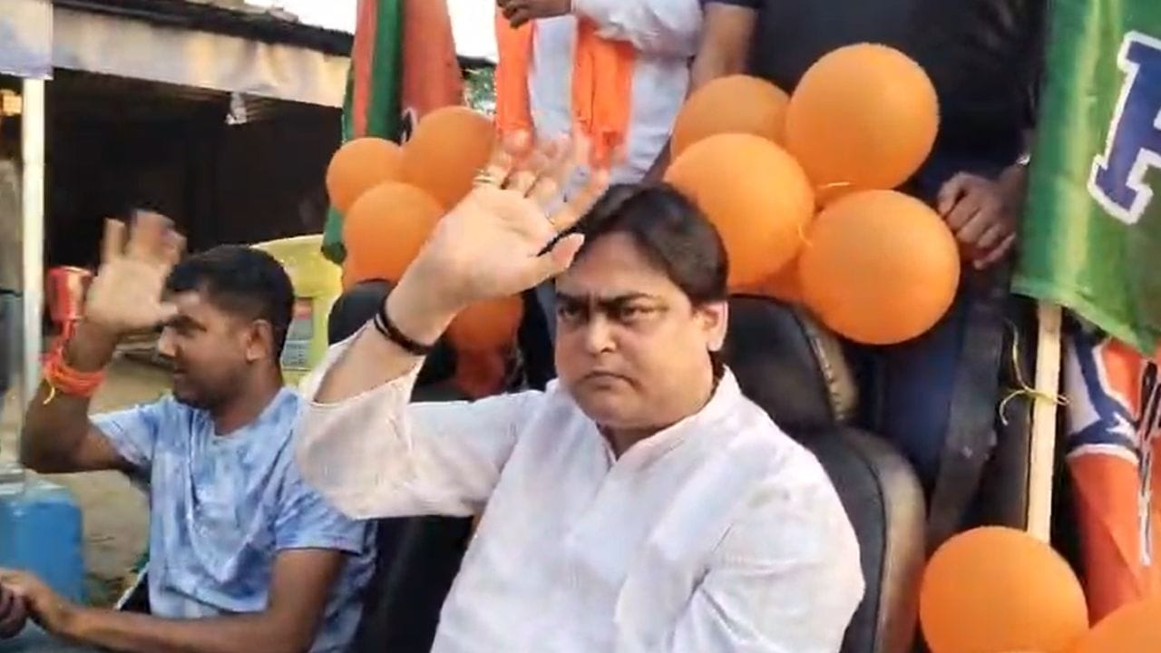 বাগদার গোসাইবাড়ি থেকে জেসিবিতে করে প্রচার বাগদার বিজেপি প্রার্থী সোমা ঠাকুরের।  সিন্ডিকেট রাজ ও তোলাবাজির সরকার ভাঙতে 'বুলডোজার' দাওয়াই শান্তনু ঠাকুরের।