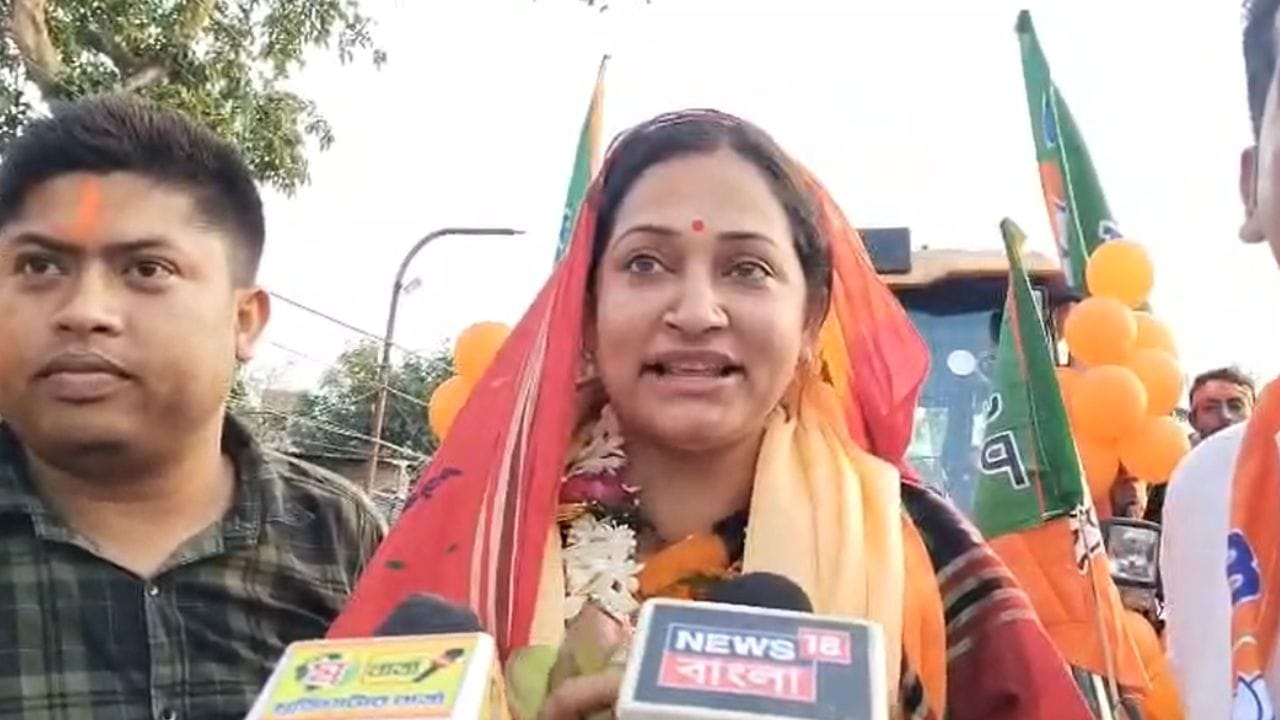 উত্তর ২৪ পরগনার বাগদা বিধানসভা কেন্দ্রের বিজেপি প্রার্থী সোমা ঠাকুরের সমর্থনে বৃহস্পতিবার বিকেলে গাড়াপোতা গ্রাম পঞ্চায়েতের গোসাইবাড়ি খেলার মাঠ থেকে জেসিবি নিয়ে অভিনব প্রচার করেন । উপস্থিত ছিলেন কেন্দ্রীয় জাহাজ প্রতিমন্ত্রী শান্তনু ঠাকুরও। 