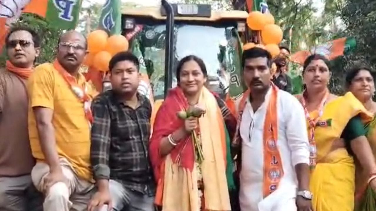 জেসিবি বাকেটের উপর থেকে কখনও হাত নেড়ে, কখনও প্রণাম করে মানুষের কাছ থেকে আশীর্বাদ চেয়ে নেন সোমা। তিনি জানিয়েছেন, জেসিবির শক্তি নিয়ে বাগদার উন্নয়নে কাজ করবেন তিনি, সেই কারণেই এই অভিনব প্রচার অভিযান।