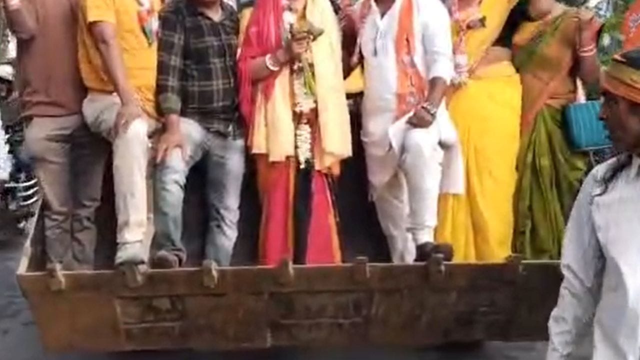 অন্যদিকে শান্তনু ঠাকুর এদিন রীতিমতো হুঙ্কার ছাড়লেন। তিনি বলেন, এই অভিনব প্রচারের আয়োজন করা হয়েছে এটা বোঝাতে যে সিন্ডিকেট রাজ ও তোলাবাজি সরকার ভাঙতে বুলডোজার প্রয়োজন। প্রয়োজন হলে ফলাফলের পরে বাগদায়ও বুলডোজার ব্যবহার করা হতে পারে বলে জানান তিনি।