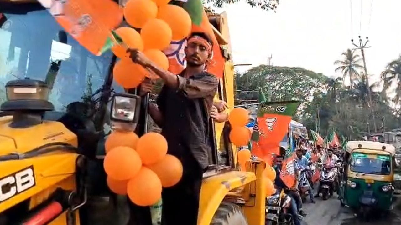 প্রার্থীকে এমন অভিনব প্রচারে দেখে এদিন ভিড় জমিয়েছিলেন অনেকেই। রাস্তার দুপাশে দাঁড়িয়েছিলেন বহু মানুষ। বাগদায় মতুয়া ভোটের কথা মাথায় রেখেই লড়াই করছে সব পক্ষ। ঠাকুরবাড়ি থেকেই প্রার্থী করেছে তৃণমূল ও বিজেপি।