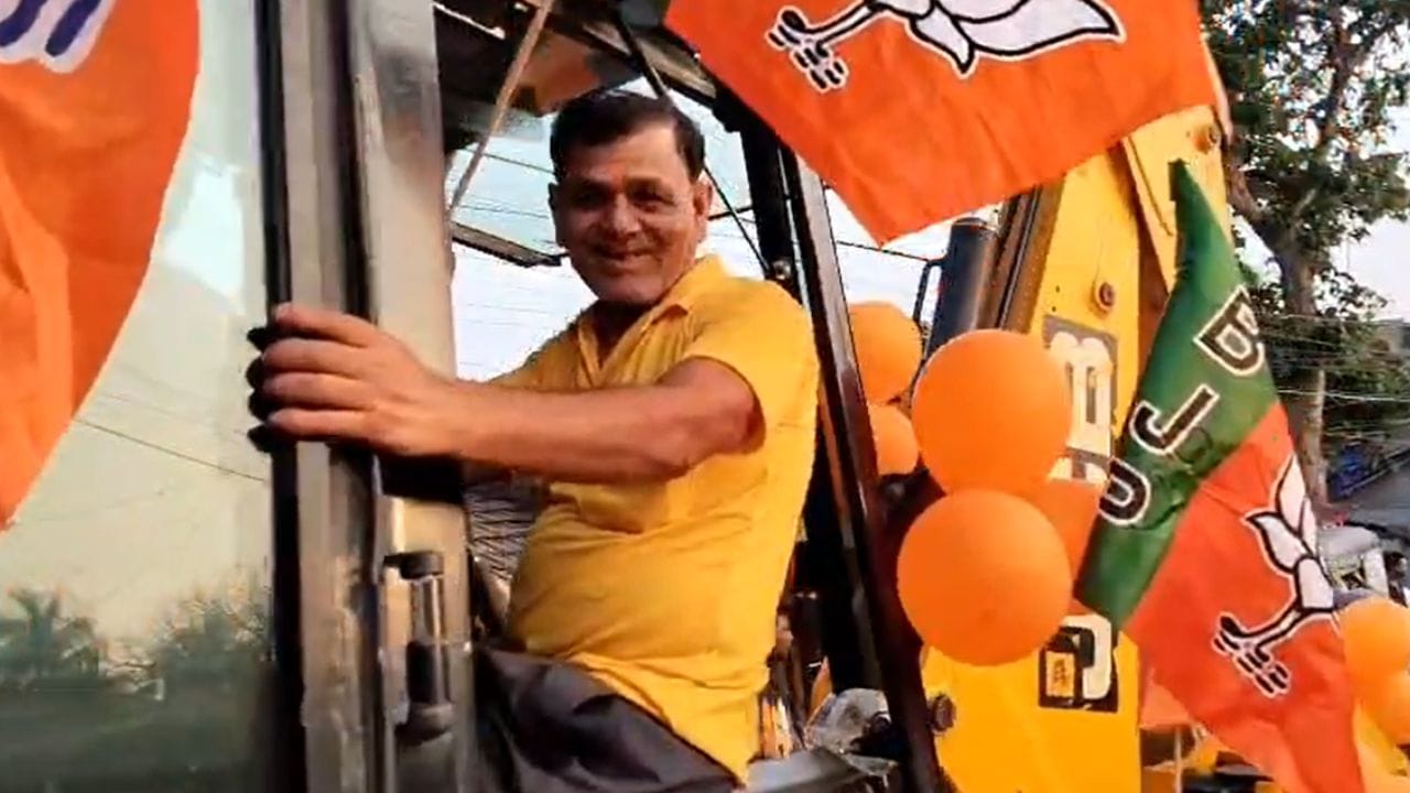 ওই কেন্দ্রে এবার ননদ-বৌদির লড়াই। শান্তনু ঠাকুরের স্ত্রীর সঙ্গে লড়াই হতে চলেছেন ঠাকুরবাড়িরই আর এক সদস্য, মমতাবালা ঠাকুরের মেয়ে মধুপর্ণা ঠাকুরের। সম্পর্কে শান্তনুর তুতো বোন অর্থাৎ সোমার ননদ হন মধুপর্ণা।