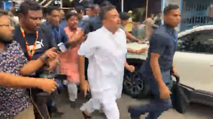 ভবানীপুরের রাস্তায় শুভেন্দুর দৌড়, দ্বিতীয় দফার দুপুরে যা ঘটল... ভবানীপুরের রাস্তায় শুভেন্দুর দৌড়, দ্বিতীয় দফার দুপুরে যা ঘটল...