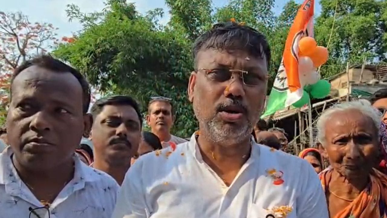 তৃণমূল প্রার্থী সুরজিৎ মিত্র বলেন, ধর্ম কারও ব্যক্তিগত বিষয় হয় না। ওখানে যে যজ্ঞ চলছিল, সেটা আমার নামেই হচ্ছিল। সেখানে হঠাৎ বিজেপির প্রার্থী আলেন। 'যজ্ঞের অনুষ্ঠানে যখন আহুতি দিতে চাইছেন, তখন দিতেই পারেন। এটা নিয়ে গসিপ করার কিছু নেই, বলার কিছু নেই।'