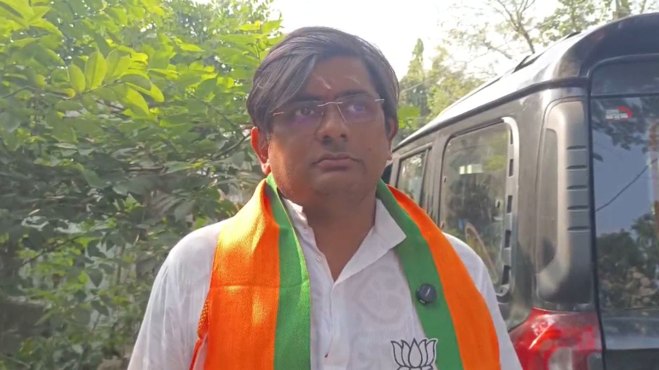  বিজেপি প্রার্থী শৌর্য্য বন্দ্যোপাধ্যায় বলেন, "প্রচারে বেরিয়ে যক্ষ চলছে দেখে বসে পড়ি। তখনই দেখলাম তৃণমূল প্রার্থী হাজির হয়েছেন। তিনিও পাশে বসলেন।" পুরো বিষয়টাকেই সৌজন্য হিসেবে দেখছে বিজেপি। প্রার্থী বলেন, "রাজনীতি তো রাজনীতির জায়গায়। তবে রাজনীতিতে সৌজন্য সবার রাখা উচিৎ।" 