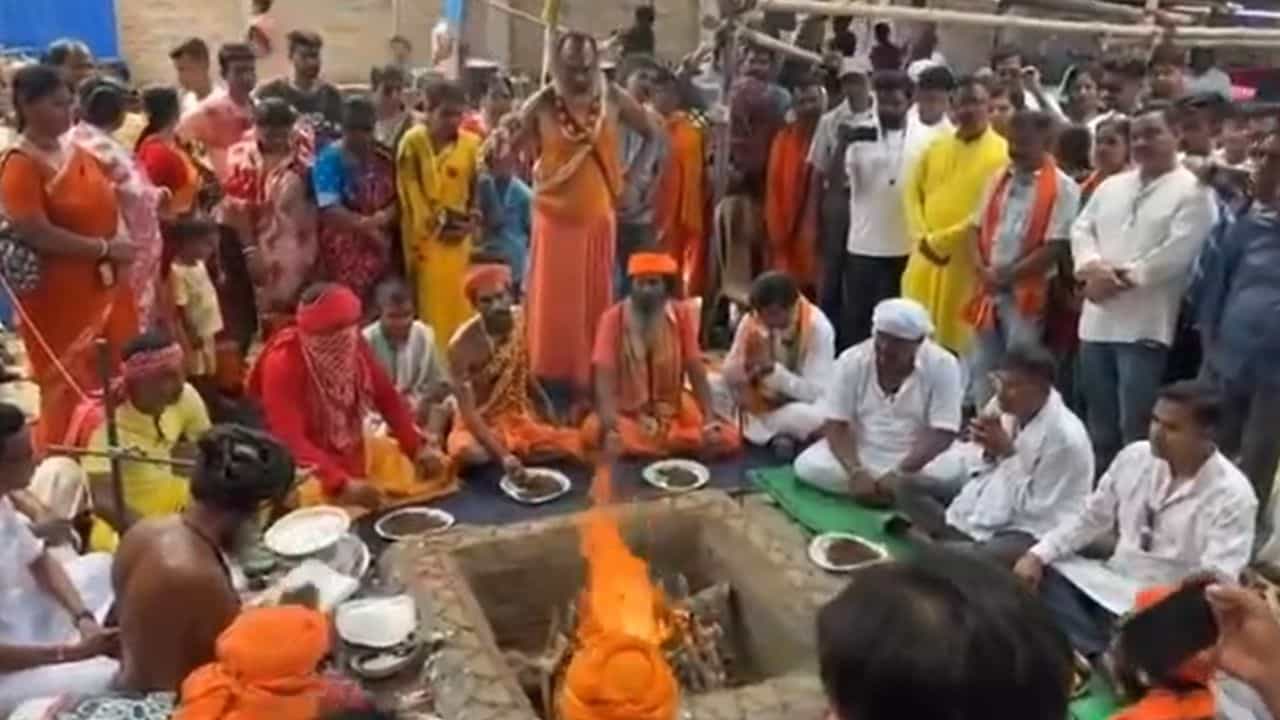 ভোট আবহে এক অন্য ছবি ধরা পড়ল বসিরহাট দক্ষিণ বিধানসভায়। তৃণমূল প্রার্থীর নামে যজ্ঞ অনুষ্ঠানে আগেই এসে হাজির হয়ে বসে পড়লেন বিজেপি প্রার্থী।