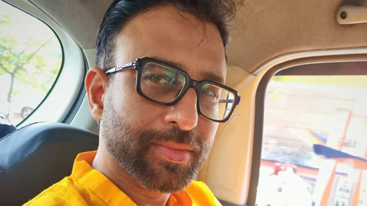 Director Utsav missing: উল্টোডাঙায় শেষবার ফোনটা ট্র্যাক করা যায়, ১৬ ঘণ্টা পরও খোঁজ নেই পরিচালক উৎসব মুখোপাধ্যায়ের, টলিপাড়ায় উদ্বেগ Director Utsav missing: উল্টোডাঙায় শেষবার ফোনটা ট্র্যাক করা যায়, ১৬ ঘণ্টা পরও খোঁজ নেই পরিচালক উৎসব মুখোপাধ্যায়ের, টলিপাড়ায় উদ্বেগ