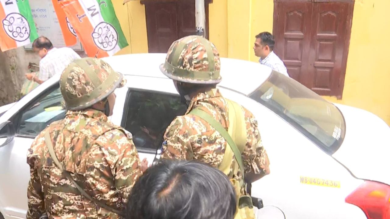 ঘিরে রয়েছে কেন্দ্রীয় বাহিনী, দেবাশিস কুমারের বাড়িতে কী চলছে দেখুন