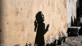 কারণ ছাড়াই হঠাৎ হেসে ওঠা, হাসি না থামাই লক্ষণ, কী এই লাফিং এপিলেপ্সি