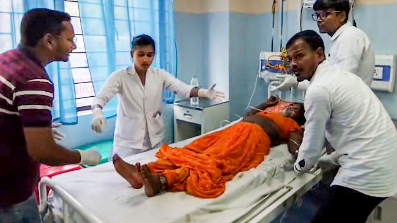 'লাফিং এপিলেপসি', নামটা শুনেছেন কখনও? এটা একটা রোগ। নামের মধ্যে 'হাসি' শব্দটা থাকলেও, এই রোগ আদতে খুবই জটিল। চিকিৎসা করানোও একটা বড় চ্যালেঞ্জ। এমনকী ওষুধেও কাজ হয় না অনেক সময়। বিশেষ করে শিশুদের শরীরে বাসা বাঁধতে পারে এই রোগ। তবে এইমসের এই নয়া পদক্ষেপে আশা দেখছেন রোগীদের পরিবার। যে চারজনকে এই চিকিৎসা করা হয়েছে, তাঁদের ৪৮ ঘণ্টার মধ্যে হাসপাতাল থেকে ছেড়ে দেওয়া হয়েছে। আক্রান্ত শিশুদের আর কোনও অসুবিধাও হয়নি।