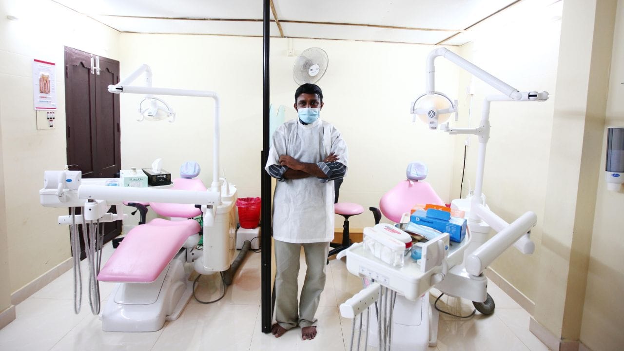 এই রোগে আক্রান্ত হলে একজন মানুষ কোনও কারণ ছাড়াই হেসে উঠতে পারেন, আর হাসি থামানো কঠিন হয়। কোনও আবেগ ছাড়াই হাসতে থাকেন রোগী। একইদিনে একাধিকবার এমন হাসি পেতে পারে রোগীর।