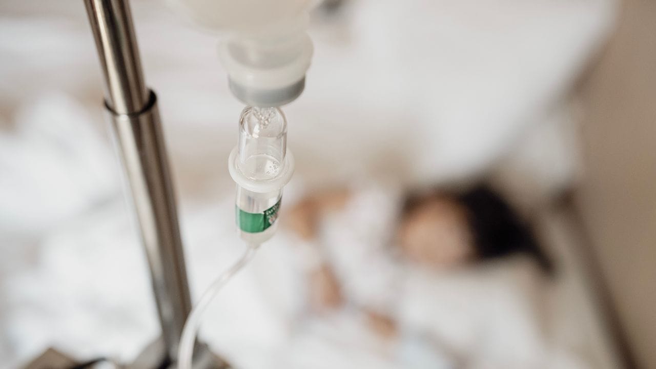 মস্তিষ্কের হাইপোথ্যালামাস অংশটি শরীরের অনেক গুরুত্বপূর্ণ কাজ নিয়ন্ত্রণ করে, হরমোন তৈরি করা বা শরীরের তাপমাত্রাও নিয়ন্ত্রণ করে। ফলে সেখানে কোনও ক্ষত তৈরি হলে একটা অস্বাভাবিকতা দেখা যায়।