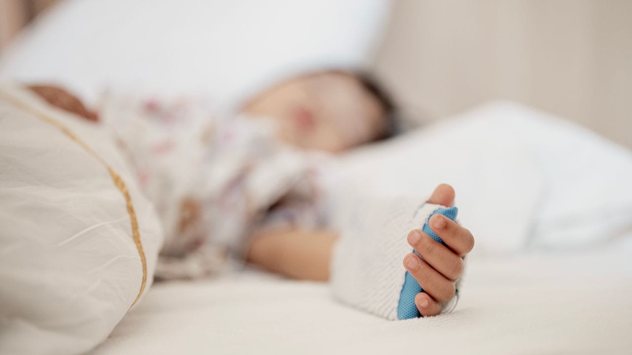 এই বিশেষ ধরণের রোগে ওষুধ কাজ করে না অনেক সময়। যেহেতু এটি মস্তিষ্কের অনেক গভীর থেকে সমস্যা তৈরি করে, তাই প্রথাগত অস্ত্রোপচার বা সার্জারিও বেশ জটিল এবং ঝুঁকিপূর্ণ হতে পারে। এই বিষয়গুলো পরিস্থিতিটিকে সামলানো বিশেষভাবে কঠিন করে তোলে, বিশেষ করে ছোট শিশুদের ক্ষেত্রে।