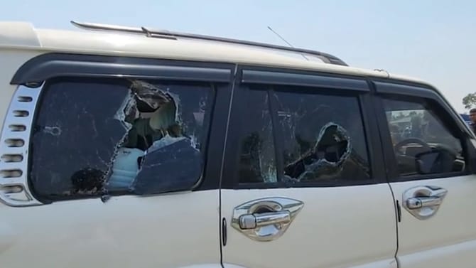 LIVE: সুপ্রিম-শুনানির পরও জ্বলছে মালদহ, এবার পুলিশের গাড়িতে ভাঙচুর