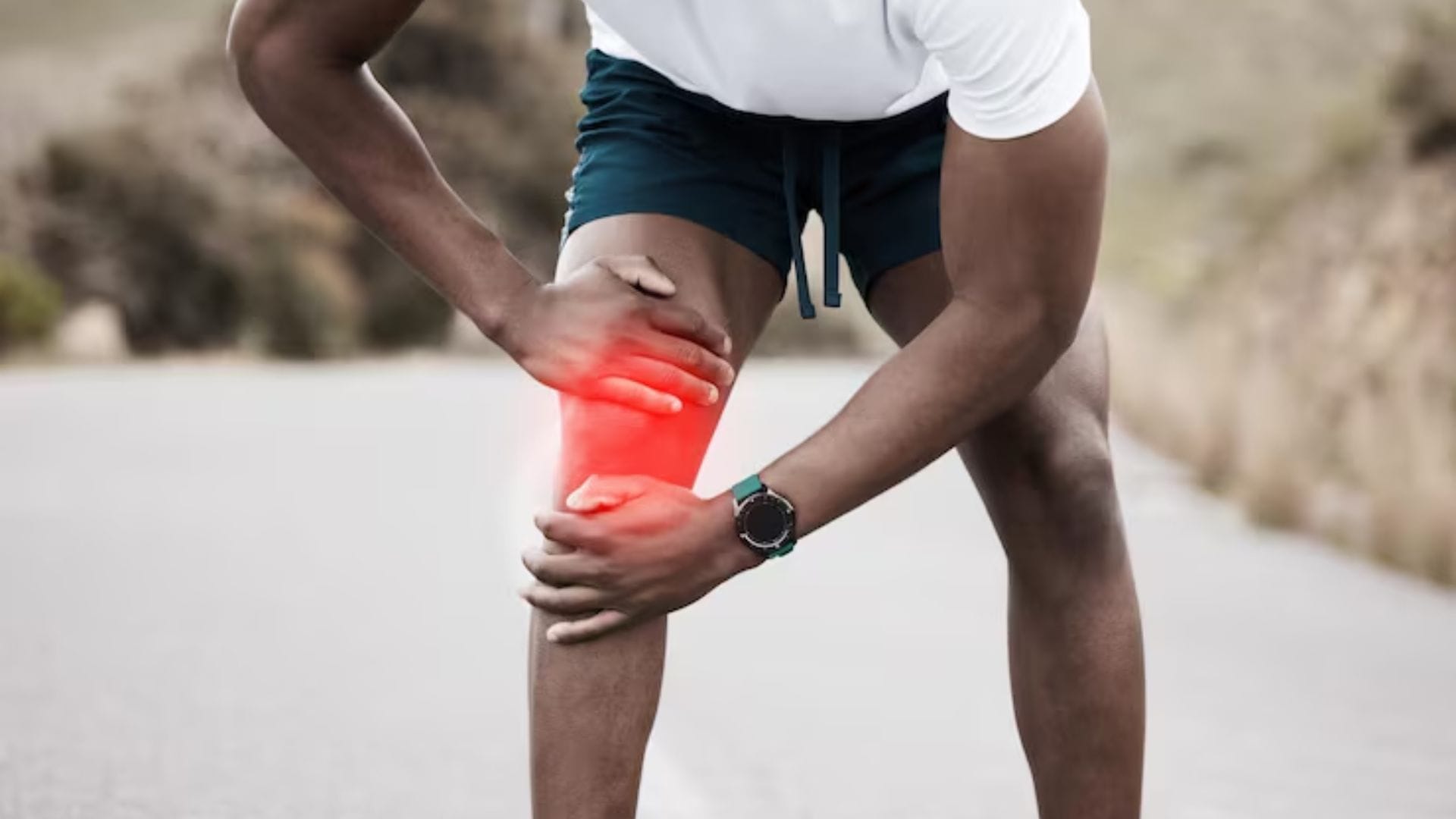 আদার প্রদাহবিরোধী গুণ (Anti-inflammatory) হাঁটুর ব্যথা কমাতে দারুণ কাজ করে। চা বা গরম জলের সাথে আদা মিশিয়ে খেলে বা আদার রস মালিশ করলে দ্রুত ফল পাওয়া যায়।