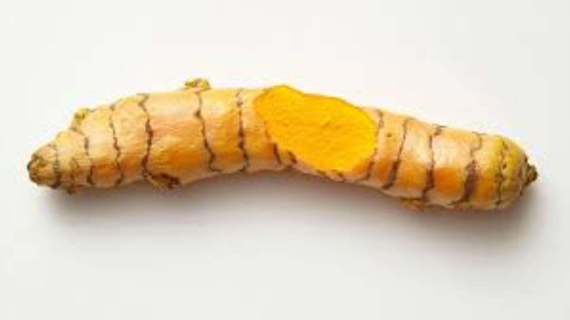 হলুদ লিভারের কোষগুলোকে টক্সিন থেকে রক্ষা করে এবং পিত্তরস নিঃসরণে সাহায্য করে, যা হজম ক্ষমতা উন্নত করতে সহায়ক।