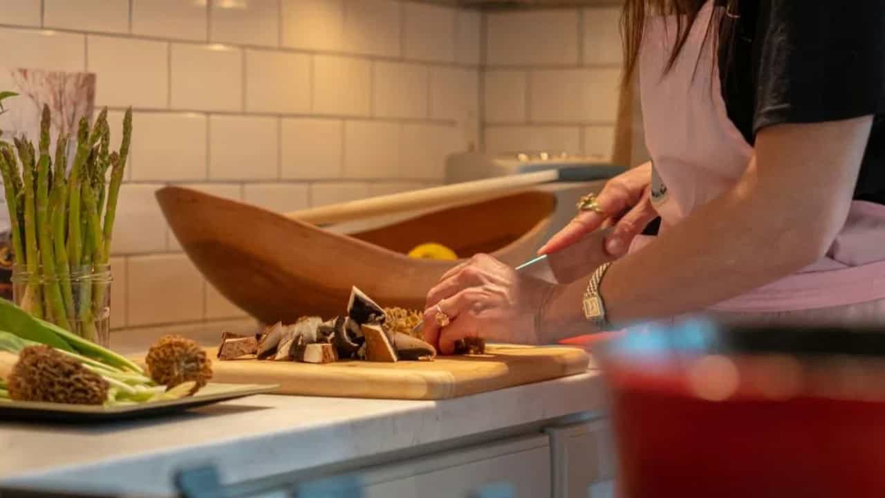 রান্নাঘরে চটি পরে প্রবেশ কি ডেকে আনছে অমঙ্গল? জেনে নিন বাস্তুশাস্ত্রের সতর্কতা রান্নাঘরে চটি পরে প্রবেশ কি ডেকে আনছে অমঙ্গল? জেনে নিন বাস্তুশাস্ত্রের সতর্কতা