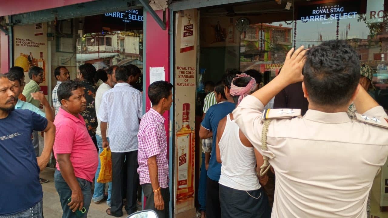 Liquor Shop Reopening: ‘আবার চারদিন বন্ধ, তাই বেশি করে কিনে রাখছি’, খুলতে না খুলতেই মদের দোকানে বিরাট লাইন
