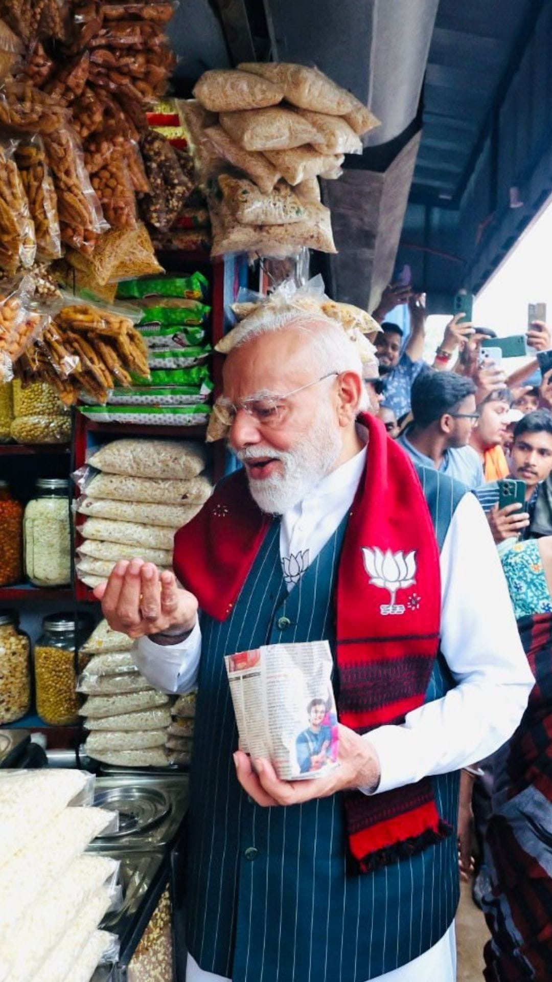 ঝাড়গ্রামে সভা শেষে ঝালমুড়ি খেলেন মোদী