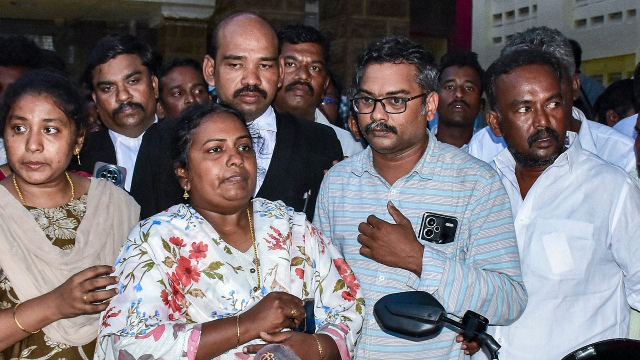 আদালত জানায়, ঘটনায় সর্বোচ্চ শাস্তি প্রাপ্য অপরাধীদের। এরপরই বিচারক জি মুধুকুমারন ৯ পুলিশকর্মীর ফাঁসির সাজা ঘোষণা করেন। আদালতের পর্যবেক্ষণ, ক্ষমতার অপব্যবহারের করা হয়েছে। এই ধরনের নির্মমতার জন্য সর্বোচ্চ শাস্তির ঘোষণা করেন।