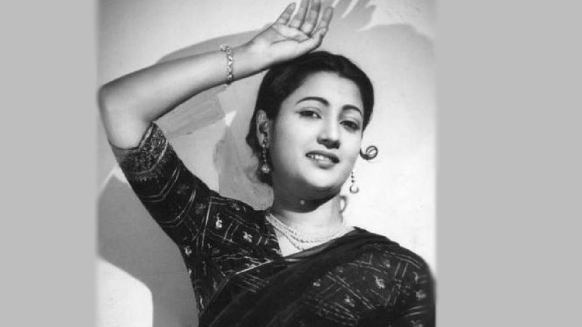  হ্য়াঁ, তিনি মহানায়িকা সুচিত্রা সেন। যিনি পর্দায় এসে দাঁড়ালে এক ম্যাজিক বয়ে যেত প্রেক্ষাগৃহে। কী ছিল তাঁর রূপ রহস্য?