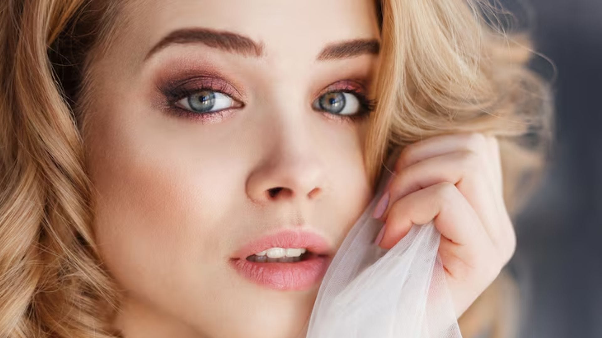 চোখের একদম ভেতরের কোণ (Inner corner) থেকে কাজল পরা শুরু করবেন না। এখান থেকেই জল বেশি বের হয়, তাই মাঝখান থেকে কাজল পরা শুরু করা বুদ্ধিমানের কাজ।