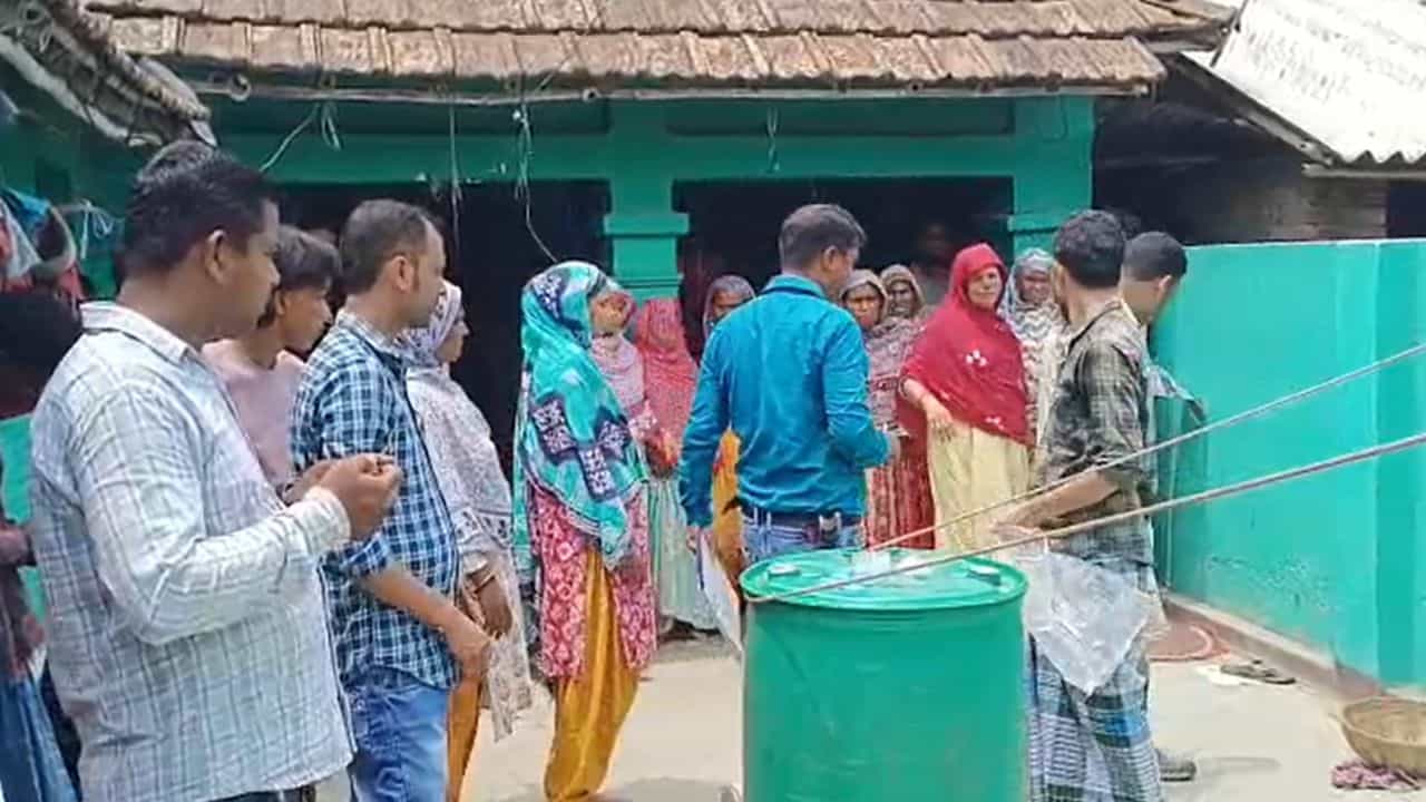 Harishchandrapur murder case: ভোট দিতে বাড়ি এসেছিলেন,যৌন মিলনে অস্বীকার করায় নোড়া দিয়ে স্ত্রীকে থেঁতলে দিলেন স্ত্রীকে! Harishchandrapur murder case: ভোট দিতে বাড়ি এসেছিলেন,যৌন মিলনে অস্বীকার করায় নোড়া দিয়ে স্ত্রীকে থেঁতলে দিলেন স্ত্রীকে!