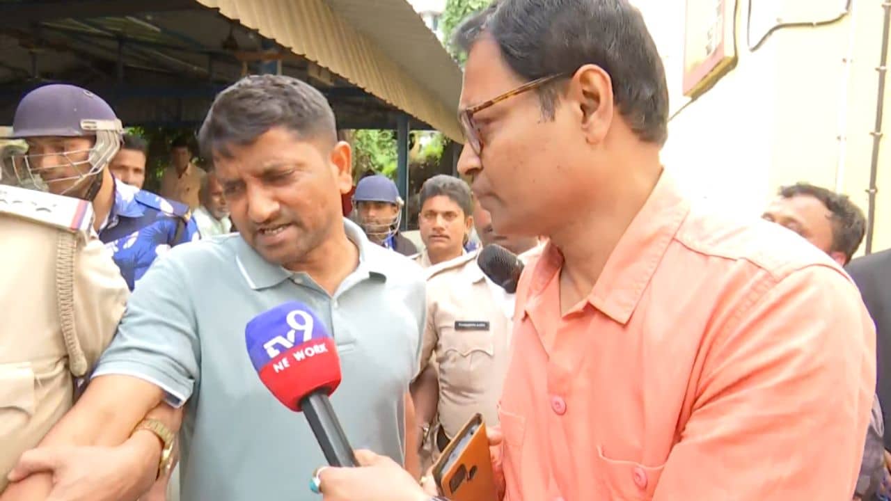 Mofakkerul Islam Arrested West Bengal: আন্দোলন চলবে, আন্দোলন চলবে, গোটা পশ্চিমবঙ্গে আন্দোলন চলবে, বলতে-বলতে পুলিশ ভ্যানে উঠলেন মোফাক্কেরুল