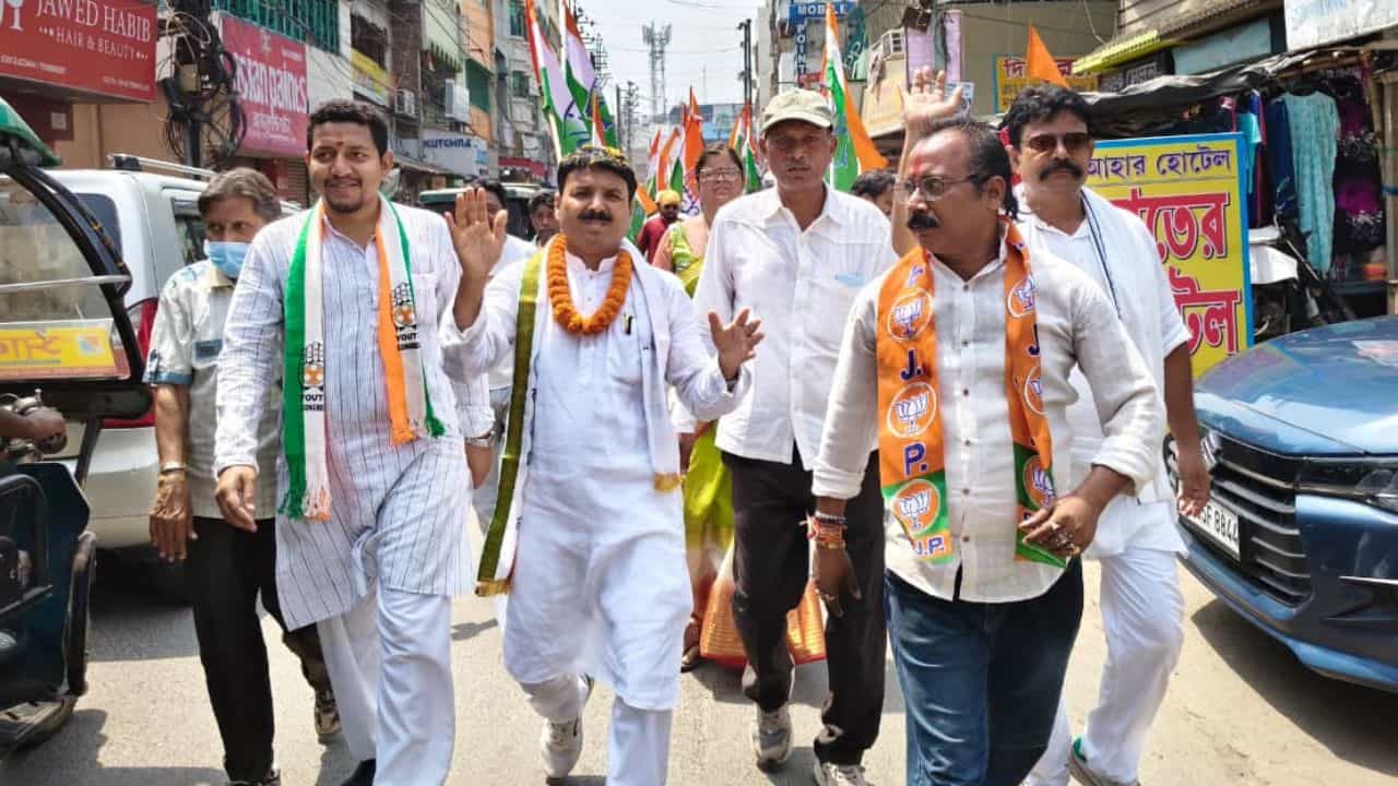 Malda Congress rally: কংগ্রেস প্রার্থীর পাশে বিজেপির উত্তরীয় পরে হাঁটছেন কে? মালদহে শোরগোল