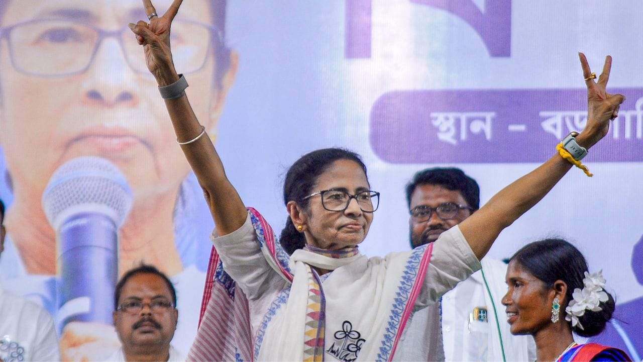 পশ্চিমবঙ্গের নির্বাচনে মহিলা ভোট ব্যাঙ্ক গুরুত্বরপূর্ণ। মহিলা ভোট টানতেই লক্ষ্মীর ভান্ডারের মতো প্রকল্প করেছে তৃণমূল। এবারের নির্বাচনে বিজেপিও নারী সুরক্ষা ও ক্ষমতায়নে জোর দিয়েছে।