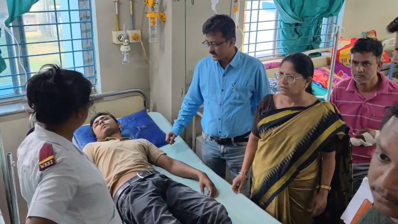 MP Mamata Bala Thakur: ‘প্রচারের চেয়ে জীবন বড়’, রাস্তা থেকেই রক্তাক্ত যুবক নিয়ে সোজা হাসপাতালে মমতাবালা ঠাকুর