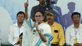 সামশেরগঞ্জের সভা থেকে কমিশন-বিজেপিকে একযোগে নিশানা মমতার