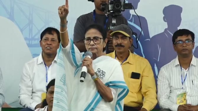 'কাকে ভয় দেখাচ্ছ সব জানি', নাম না করে কাকে আক্রমণ মমতার?