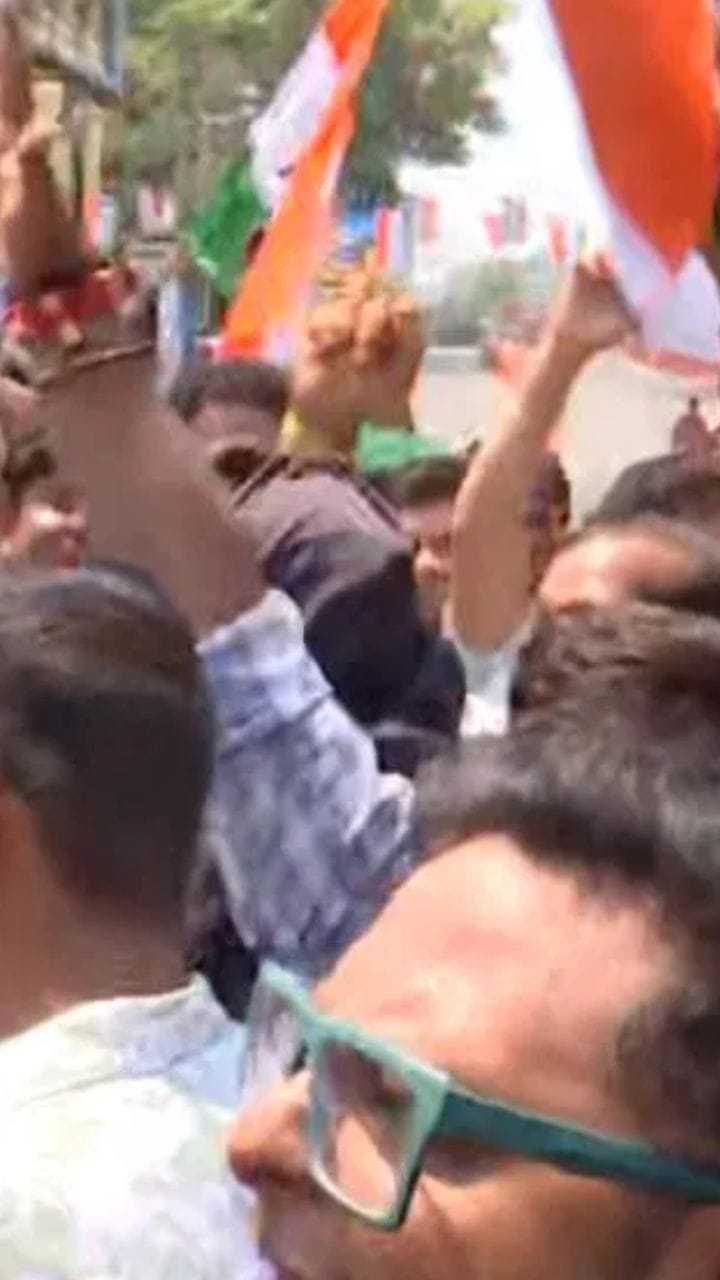 মুখ্যমন্ত্রীর বাড়ির সামনে রণক্ষেত্র পরিস্থিতি!