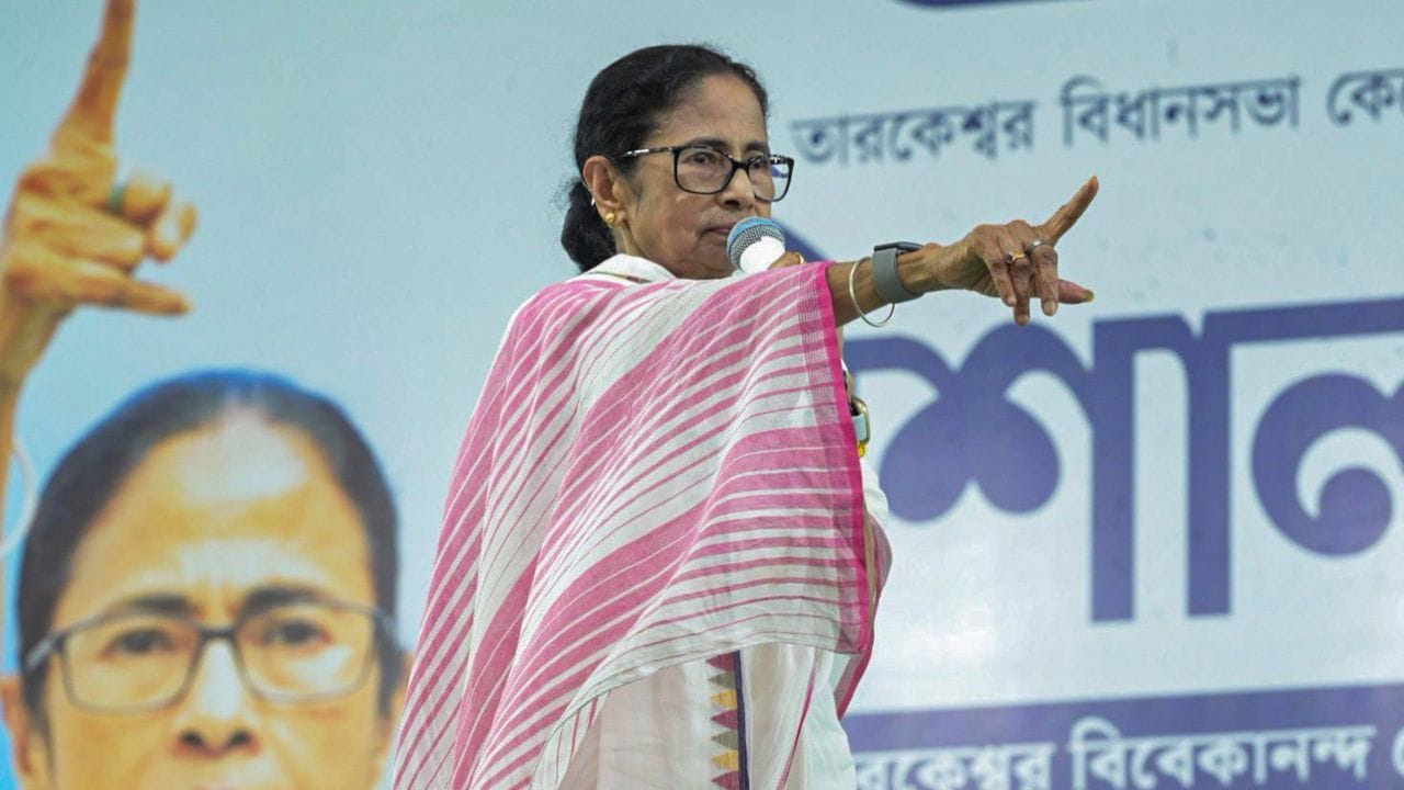 মহিলা সংরক্ষণ বিল ইস্যুতে মোদীকেও পাল্টা জবাব দিয়েছেন মুখ্যমন্ত্রী মমতা বন্দ্যোপাধ্যায়। তিনি বলেন, "এটা অত্যন্ত দুর্ভাগ্যজনক যে প্রধানমন্ত্রী সততার সঙ্গে বিষয়টির সমাধান না করে বিভ্রান্ত করার পথ বেছে নিয়েছেন। আমি এটা স্পষ্টভাবে বলতে চাই, তৃণমূল কংগ্রেস সবসময় নারীদের জন্য রাজনৈতিক প্রতিনিধিত্বের পক্ষে থেকেছে।"