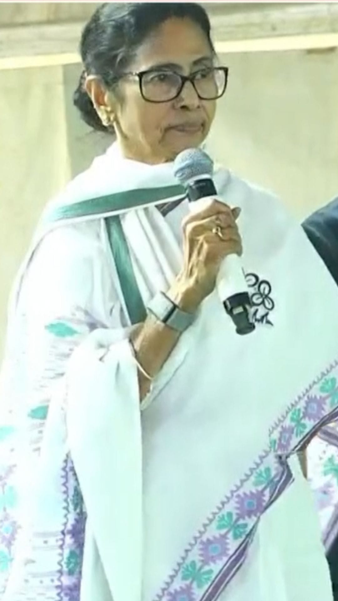 ...একটা দারুণ মাছভাজা দেয়, মাছের কালিয়াও দেয়...: মমতা