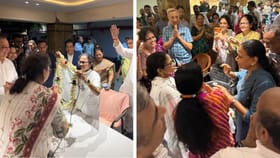 একের পর এক আবাসনে ঢুকলেন মমতা, ভোটের আগে বিরল জনসংযোগ