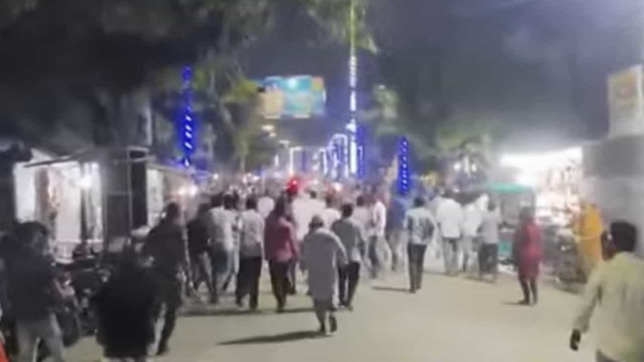 BJP-TMC Clash: শীতলকুচির প্রার্থীর গাড়ি ভাঙচুর! তৃণমূল-বিজেপি সংঘর্ষে উত্তপ্ত মাথাভাঙা BJP-TMC Clash: শীতলকুচির প্রার্থীর গাড়ি ভাঙচুর! তৃণমূল-বিজেপি সংঘর্ষে উত্তপ্ত মাথাভাঙা