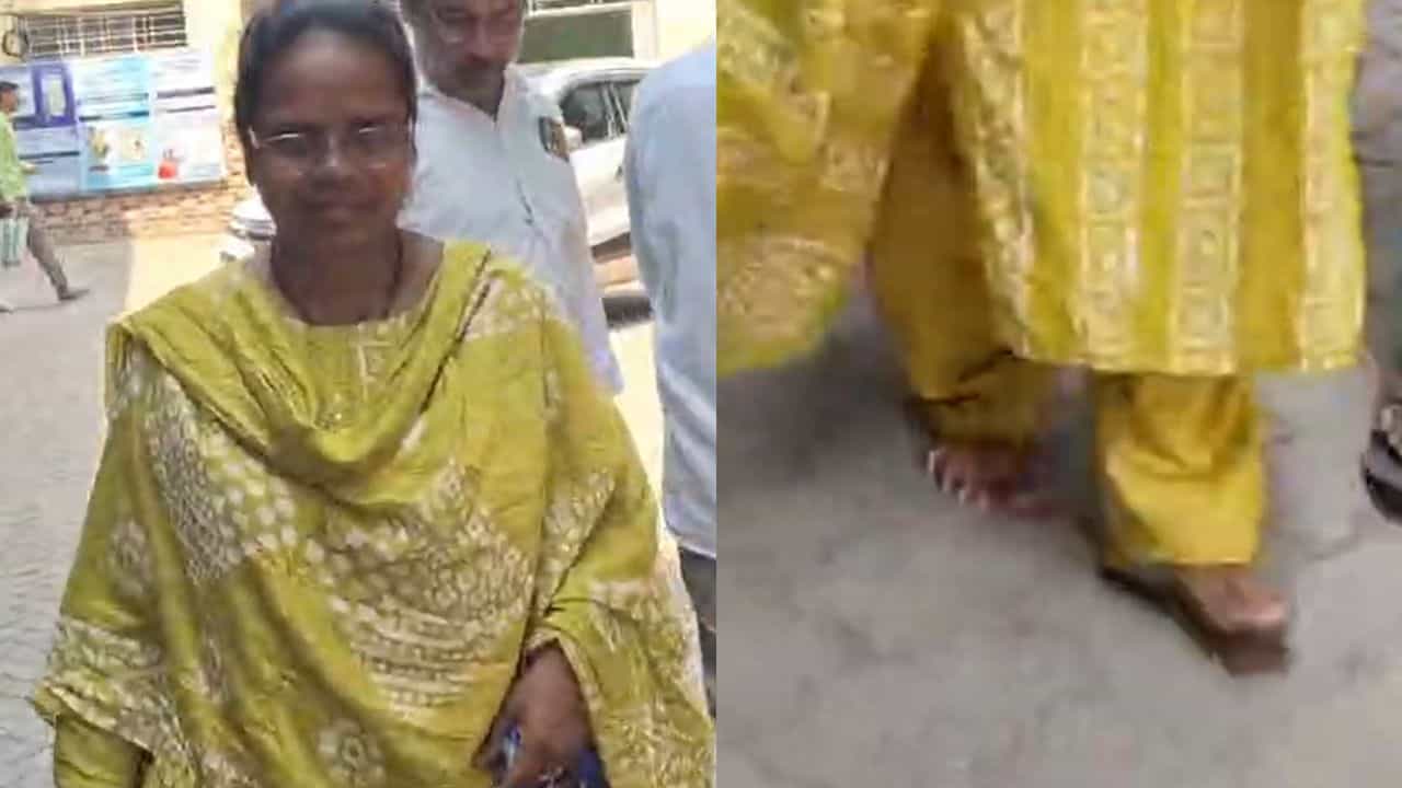 Mitali Bag: প্রার্থীর নমিনেশন জমা দিতে এসে জুতো হারালেন তৃণমূল সাংসদ Mitali Bag: প্রার্থীর নমিনেশন জমা দিতে এসে জুতো হারালেন তৃণমূল সাংসদ