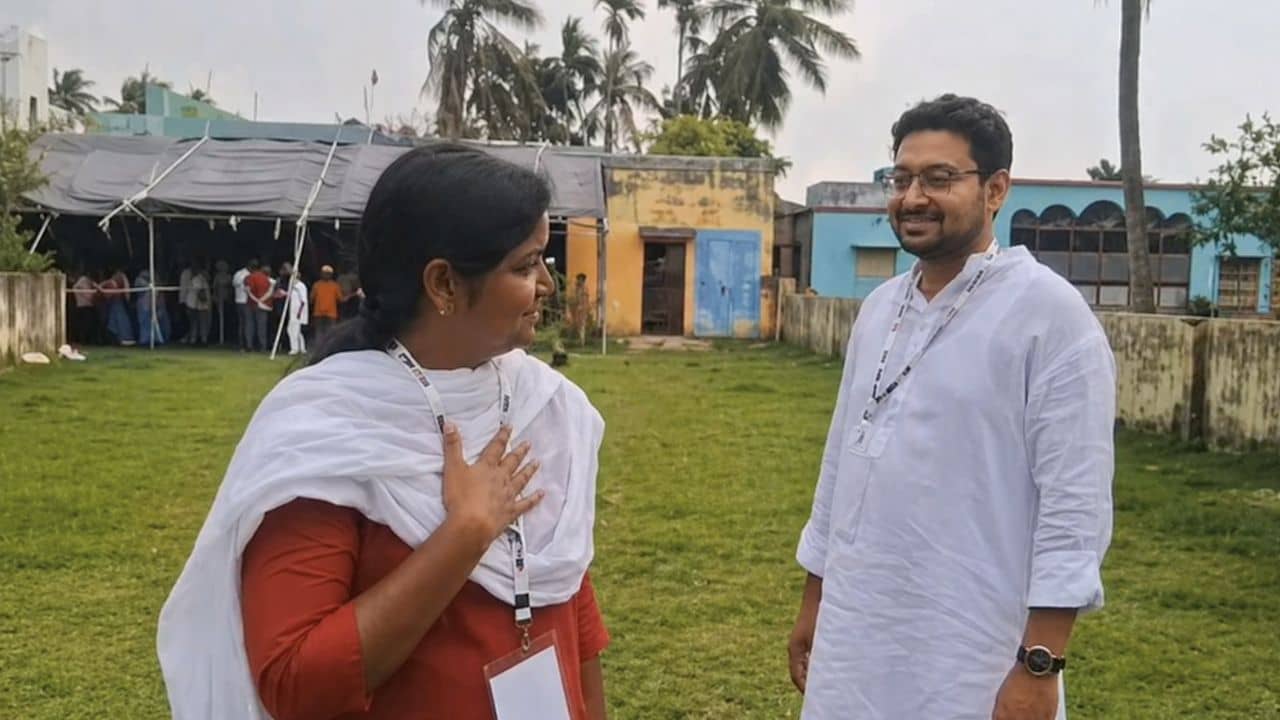 Uttarpara TMC CPI(M) Candidates: আসি..., মিষ্টি হাসিতে শীর্ষণ্যর সঙ্গে এক ফ্রেমে মীনাক্ষী...মুহূর্তে ভাইরাল মুহূর্ত